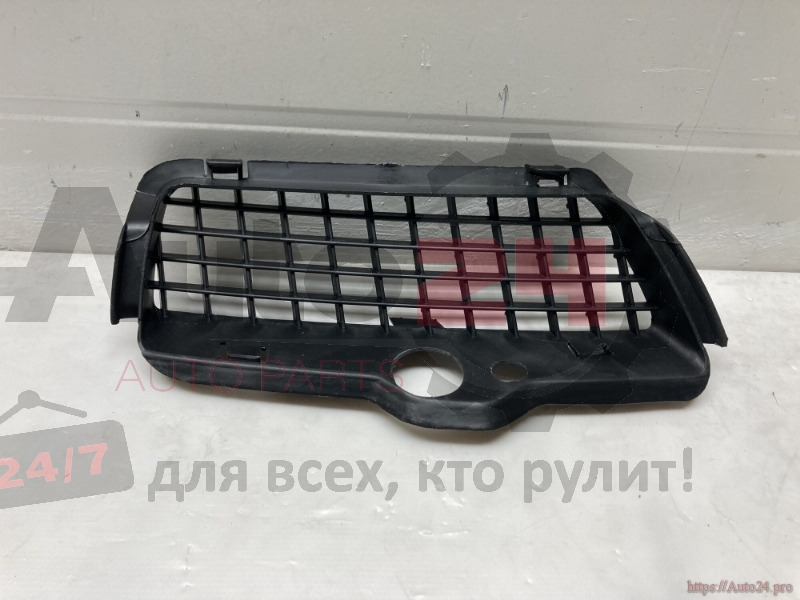 РЕШЕТКА В БАМПЕР ПЕРЕДНИЙ ЛЕВАЯ VOLKSWAGEN GOLF III 1992-